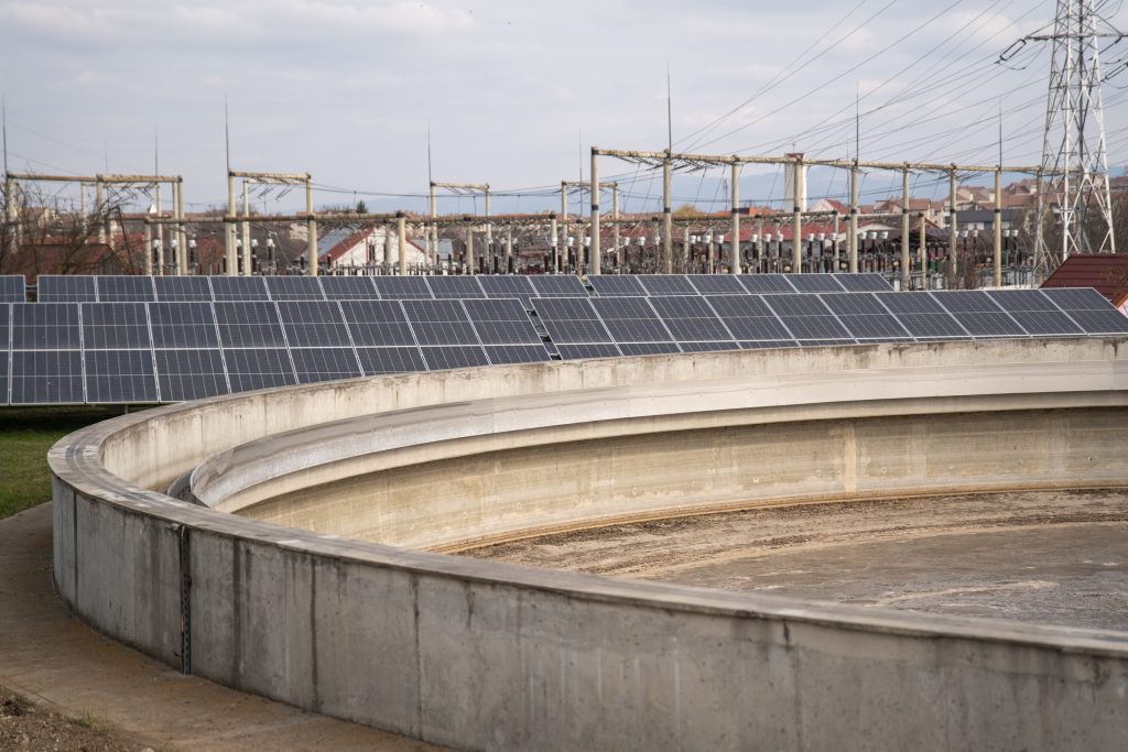 Napsütésben a telep teljese fogyasztását le tudják fedni a fotovoltaikus rendszerrel. Fotó: Tuchiluș Alex