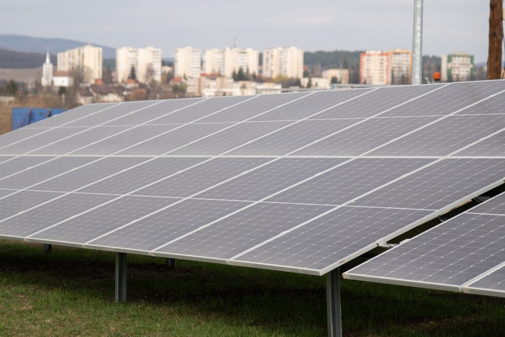 Több mint 996 ezer lej értékű napelemparkot telepítettek Sepsiszentgyörgyön. Fotó: Tuchiluș Alex