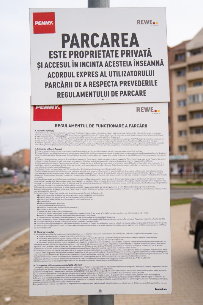 Az áruház parkolási szabályzata, ami jól látható helyre van kifüggesztve. Fotó: Tuchiluș Alex
