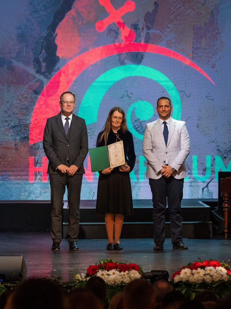 Szőcsné Gazda Enikő a díjátadón. Fotó: Kovászna Megye Tanácsa