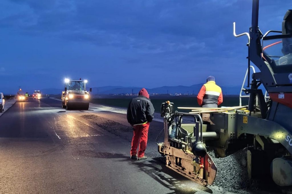 Hamar eljön az átadási határidő, ha kell, este is dolgoznak a kivitelezők. Fotó: BRASSÓI REGIONÁLIS ÚT- ÉS HÍDÜGYI IGAZGATÓSÁG