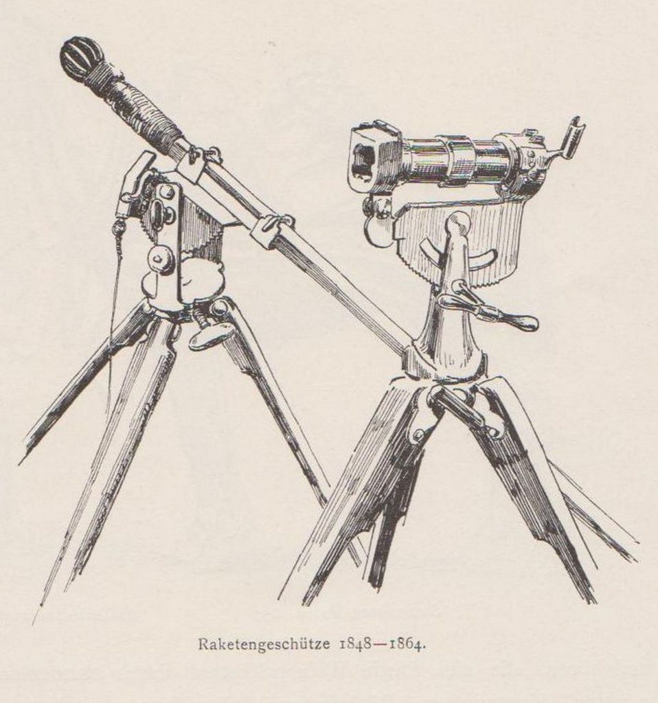 A Congreve-röppentyűben (balról) vaslemez-hüvelybe sajtolt lőpor égett acéltüske mentén, az Augustin-félében pedig az ugyancsak sajtolt lőportölteten hossztengely irányában lyuk vonult végig. A Congreve-röppentyű feje kúpos acéllemez vagy vasgömb, az Augustin-típusúé mindig öntöttvas-gömb. Fotó: Haditechnikai Szemle, 1971/1.