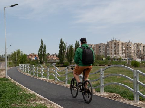Szükségszerű a fémkorlát Sepsiszentgyörgy új kerékpárútján a városvezetés szerint
