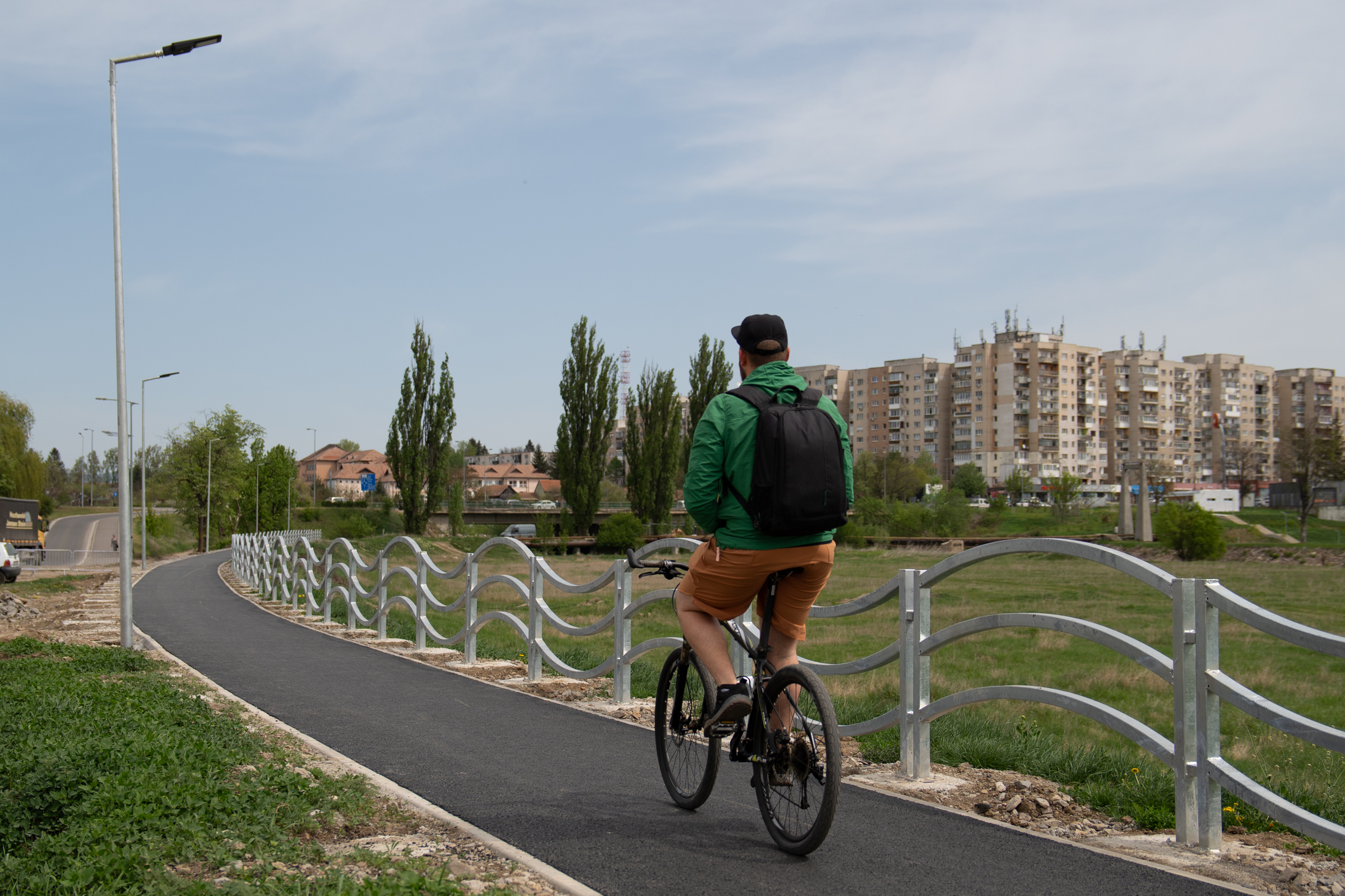 Szükségszerű a fémkorlát Sepsiszentgyörgy új kerékpárútján a városvezetés szerint