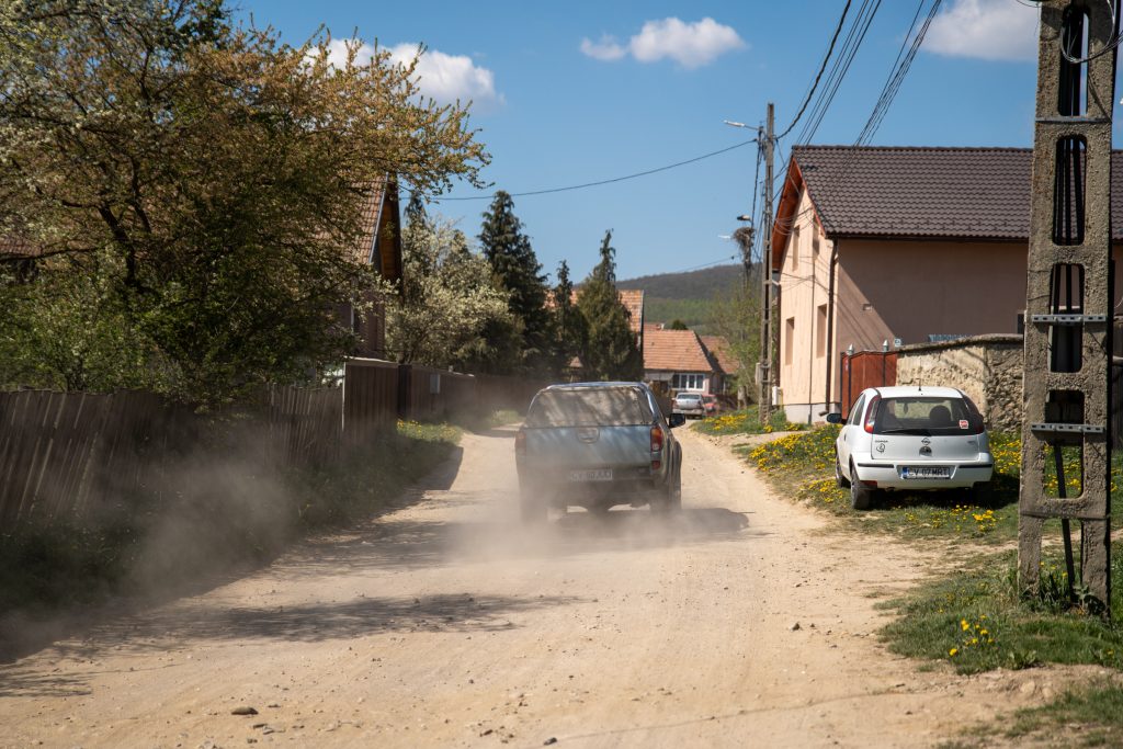 A Volál falurészen is aszfalt váltja a port. Fotó: Tuchilus Alex