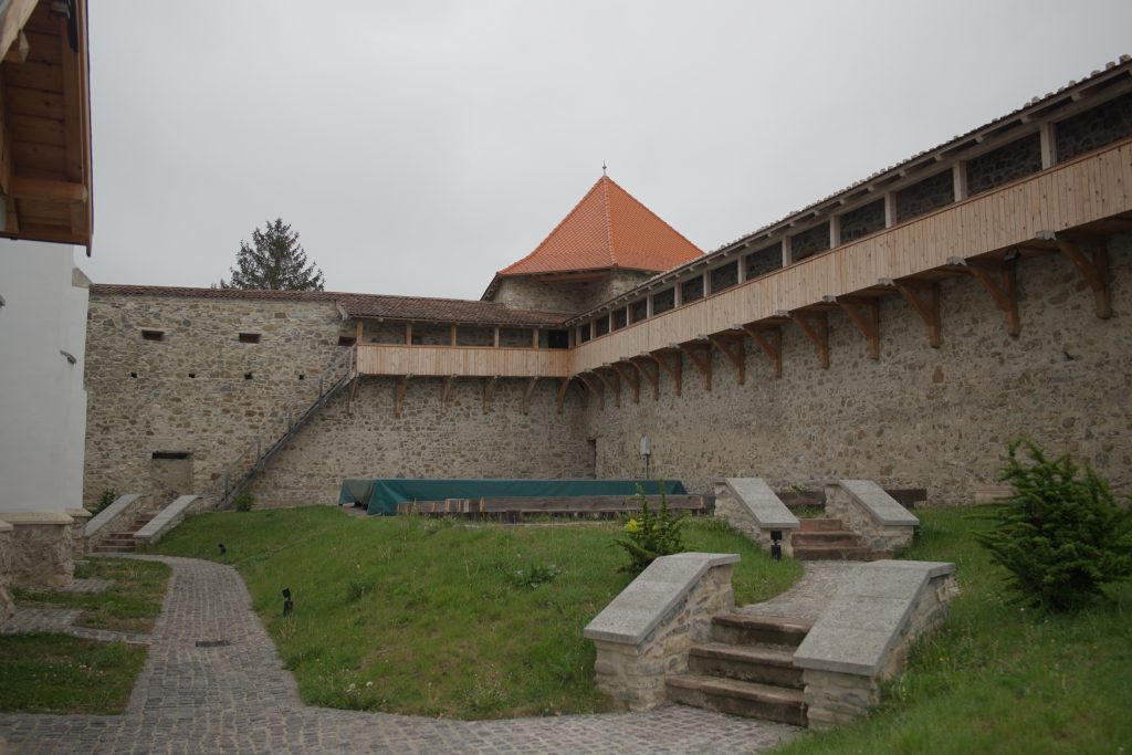Várfallal, bástyákkal körbevett erődítmény áll a Varjúvár-dombon. Fotó: Tuchiluș Alex
