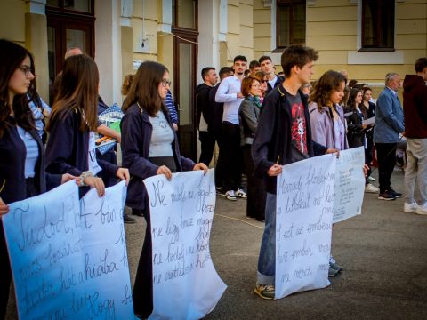 Verset énekeltek a főgimnáziumban