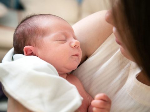 Ajándékcsomag babáknak és anyukáknak