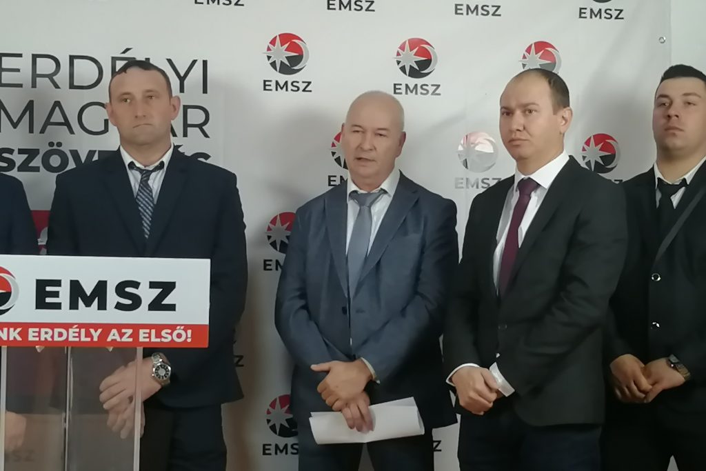 Zsigmond Zoltán polgármesterjelölt, Papp Attila és Bartos Károly tanácsosjelöltek. Fotó: Bodor Tünde