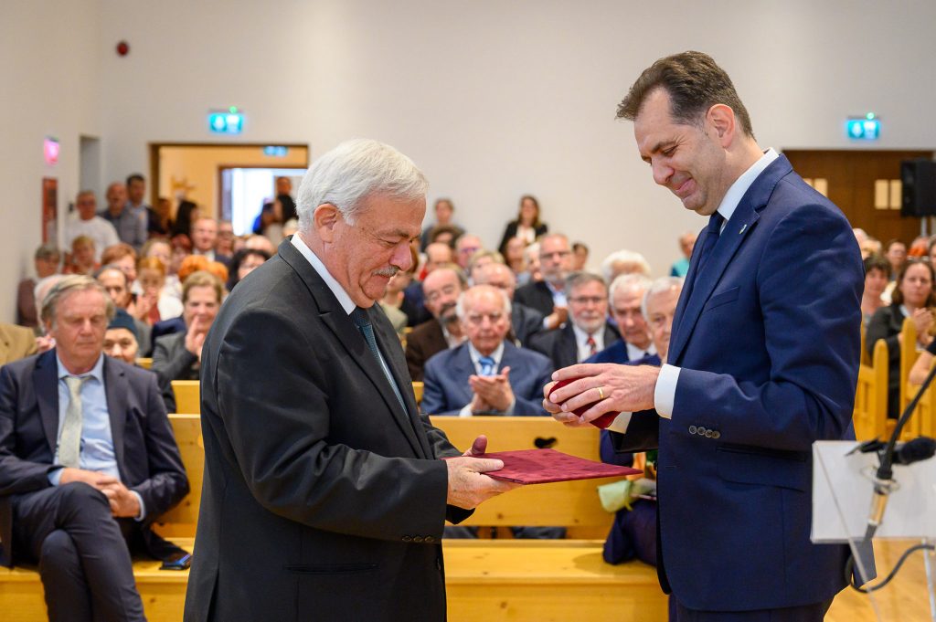 Kató Béla püspök a díj átvetelekor. Fotó: Sepsiszentgyörgy Önkormányzata/Facebook