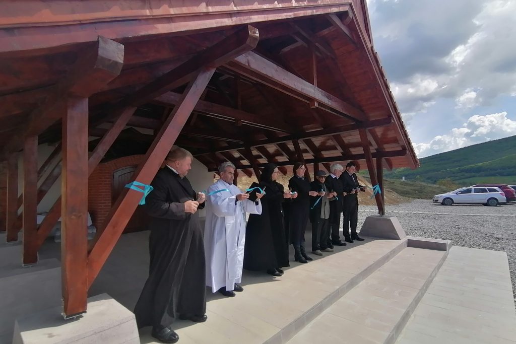 A község három felekezetét képviselő papok megáldották az építményt. Fotó: Bodor Tünde