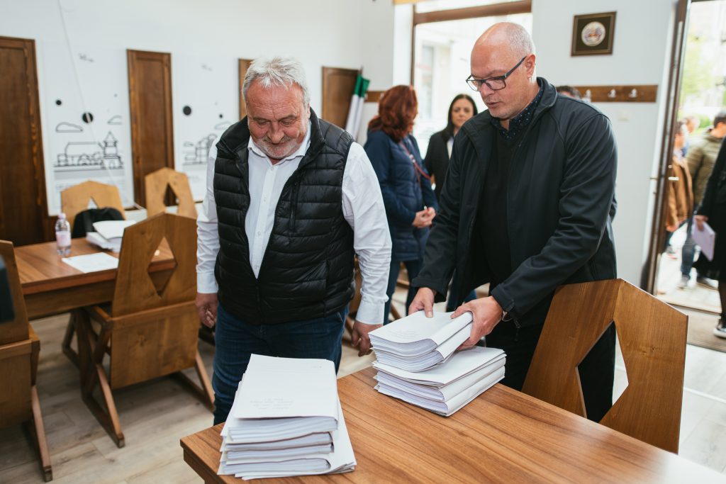 Bokor Tibor polgármesterjelölt és Dávid Sándor, a RMDSZ kézdivásárhelyi szervezetének elnöke. Fotó: Dénes Botond