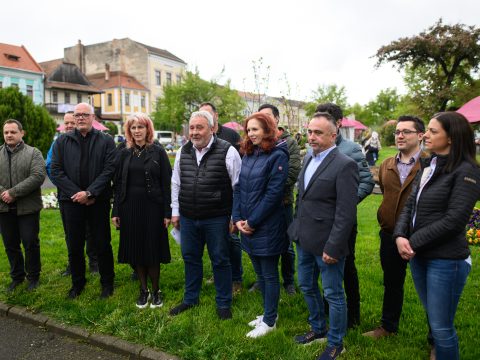 Iktatta támogatói aláírásait Bokor Tibor