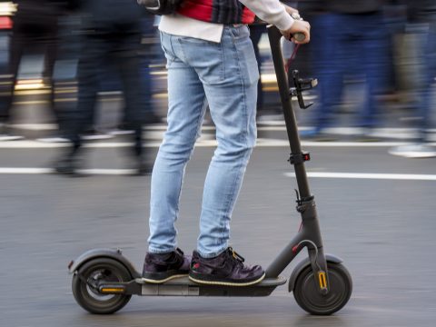 Életét vesztette egy férfi, miután leesett a rollerről