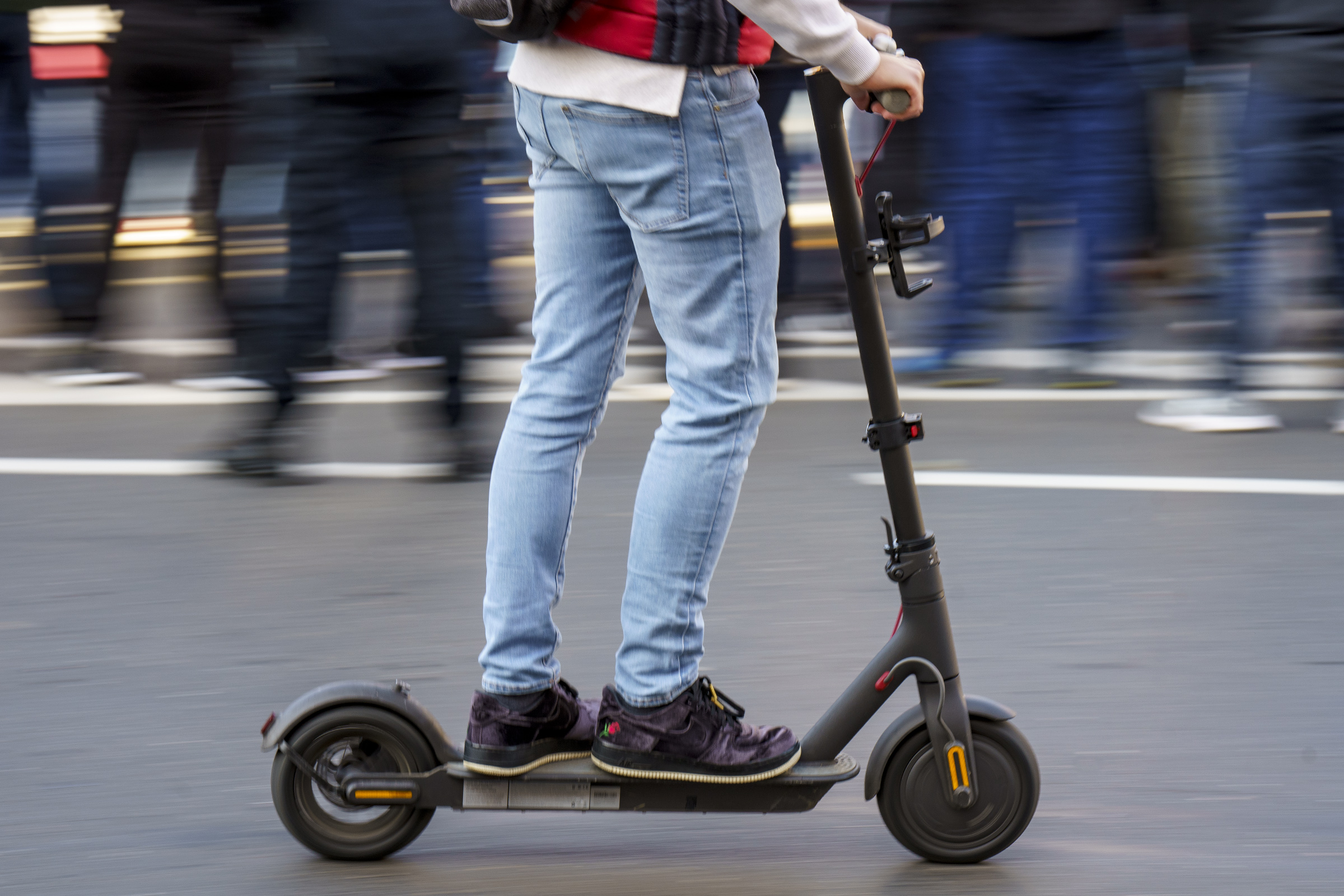 Életét vesztette egy férfi, miután leesett a rollerről