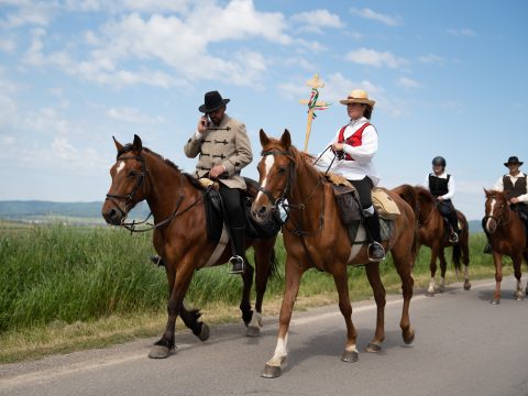 Felvidéki zarándokok is csatlakoztak a sepsiszéki lovasokhoz   