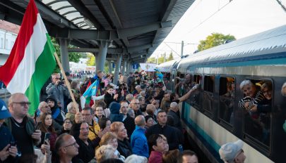 Székelyek ezreinek hangja kíséri az anyaországi zarándokokat Csíksomlyóra