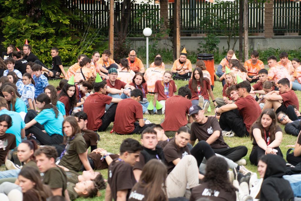 Elözönlötték a művelődési ház udvarát a diáknapozók. Fotó: Farkas Orsolya