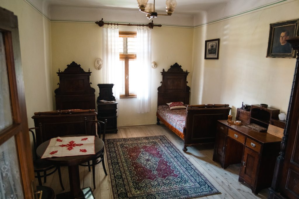 A néhai jegyző bútoraival rendezték be a szobákat. Fotó: Tuchiluș Alex