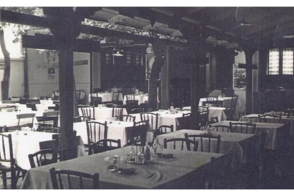 A marosvásárhelyi Elekes étterem nyári kertje 1944-ben. Fotó: Korabeli képeslap/Székely Kalendárium