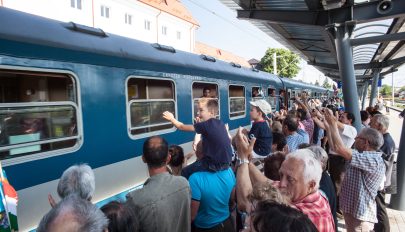 Nemzeti dalokkal és székely finomságokkal köszöntik a Csíksomlyóra tartó zarándokokat Háromszéken
