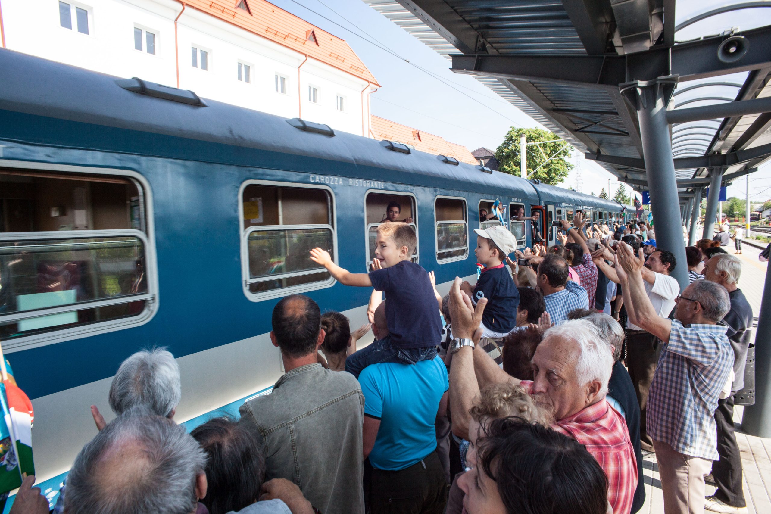 Nemzeti dalokkal és székely finomságokkal köszöntik a Csíksomlyóra tartó zarándokokat Háromszéken