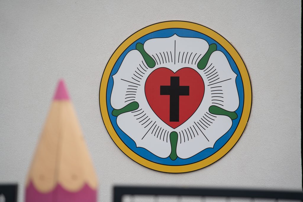 Az evangélikus egyház jelképe, a Luther-rózsa. Fótó: Tuchiluș Alex