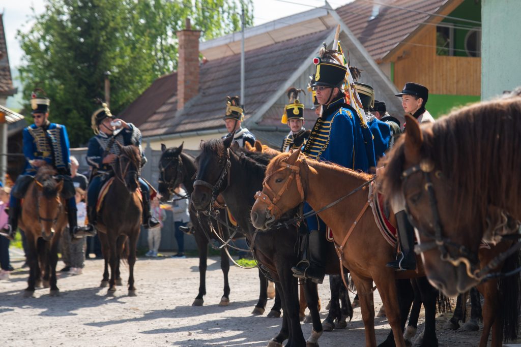 Ötvennél is több lovas őrzi a hagyományokat az Oltmentén. Fotó: Tuchiluș Alex