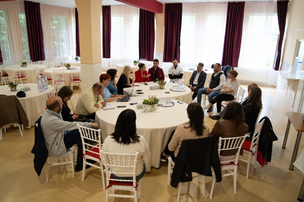 A sajtótájékoztató résztvevői a Benedek Géza Szívkórház ebédlőjében. Fotó: Tuchiluș Alex