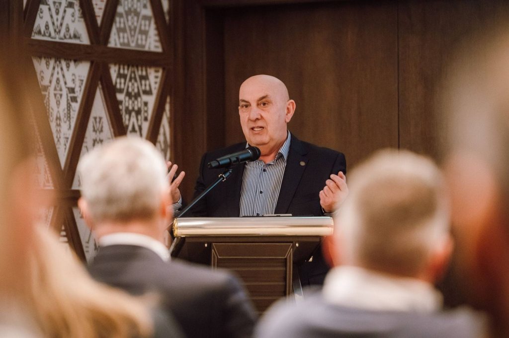 Mayer Gyula a lehetséges duális partnerekkel ismerteti a Kanta Szakképző Központ nyújtotta lehetőségeket. Fotó: Kézdivásárhelyi Kanta Szakképző Központ/Facebook