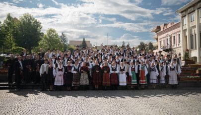 Száz erdélyi néptáncos szíve egy ritmusra dobbant