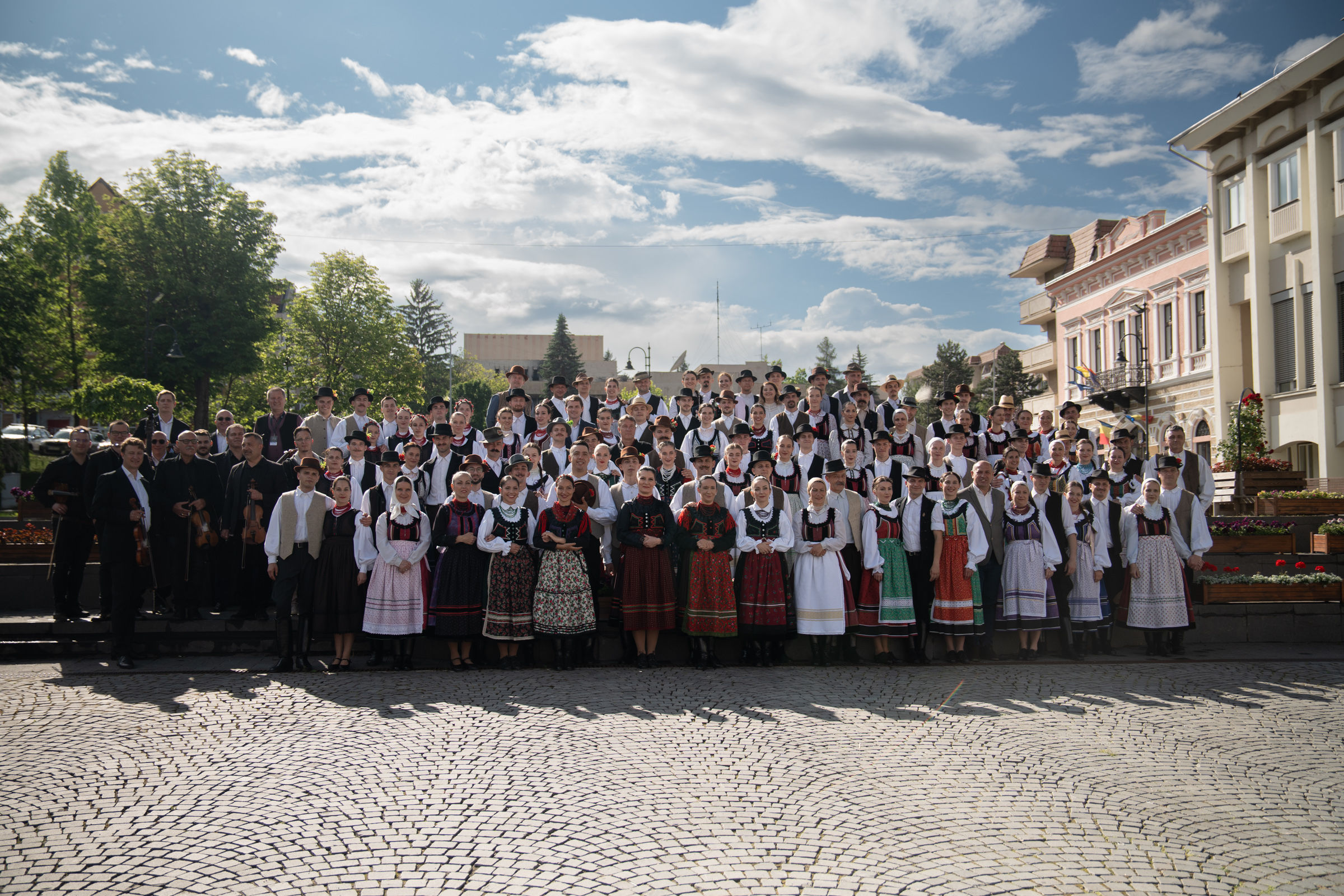 Száz erdélyi néptáncos szíve egy ritmusra dobbant