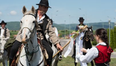 Hit, erő és áldás kíséri Olt mente lovas zarándokait Csíksomlyóra