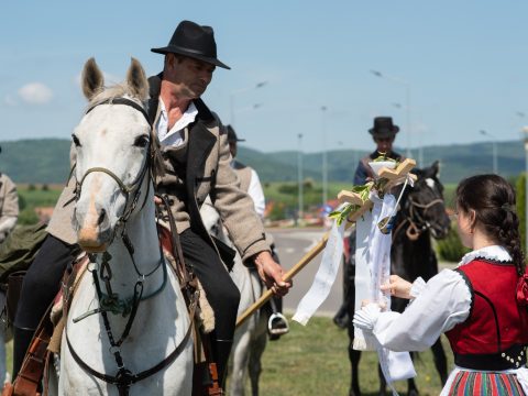 Hit, erő és áldás kíséri Olt mente lovas zarándokait Csíksomlyóra