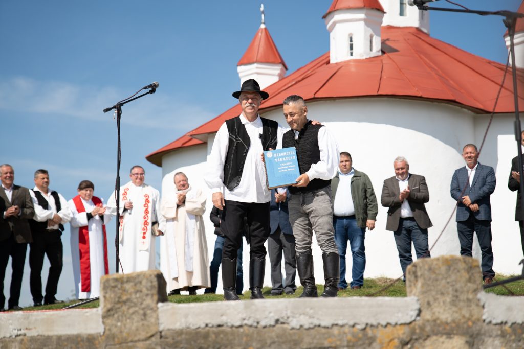 Tamás Sándor Háromszék vármegye 1896-os emlékkönyvének diszkiadását ajándékozta Potápi Árpádnak. Fotó: Tuchiluș Alex