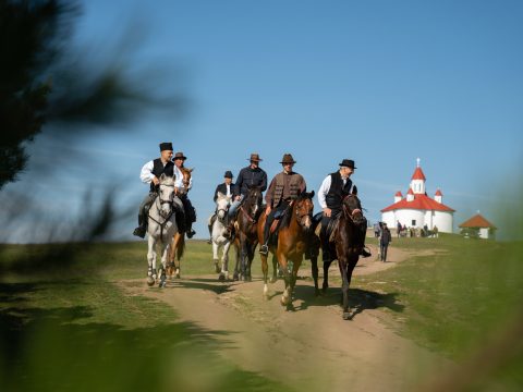 Útnak indultak Csíksomlyóra a háromszéki lovas zarándokok