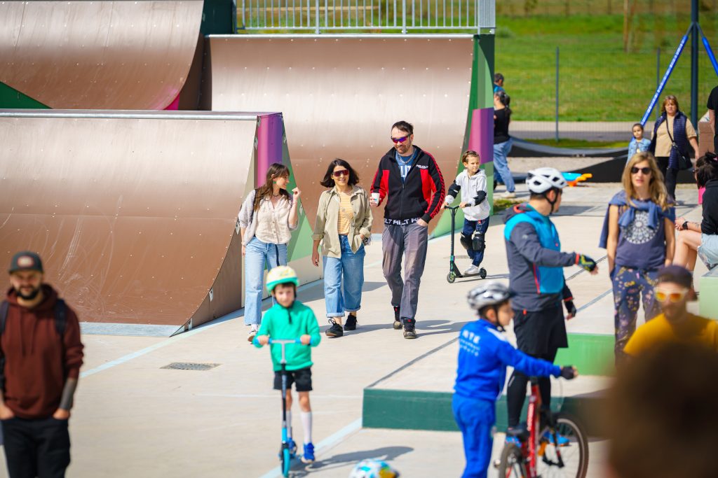 Sokan voltak kiváncsiak a skate-parkra a megnyitó napján. Fotó: Sepsiszentgyörgy Önkormányzata/Facebook