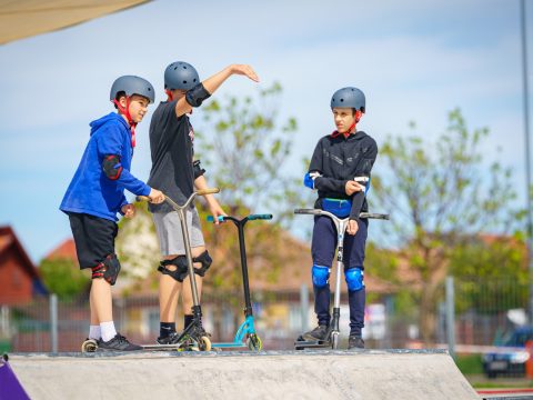 Mágnesként vonzza a gyerekeket és fiatalokat az új skatepark