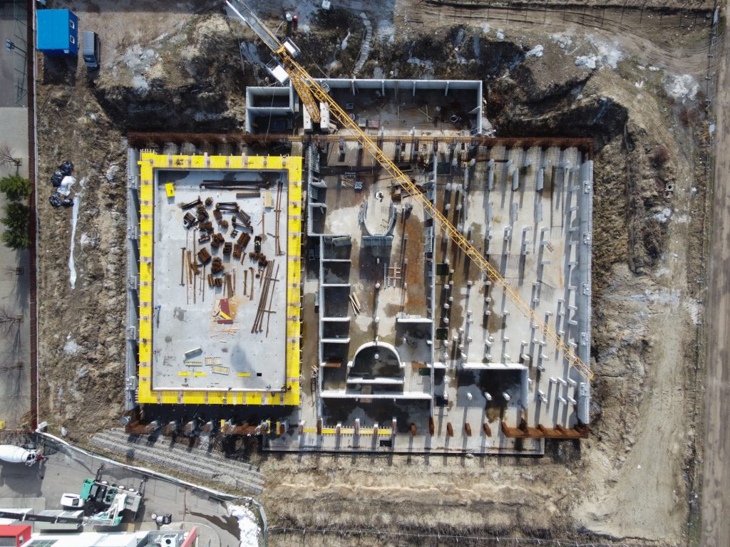 A kivitelező eddig az alagsor betonozásán dolgozott. Fotó: Tuchiluș Alex