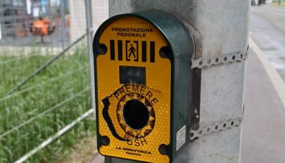 Unalmában megrongálta a gyalogátkelő nyomógombját