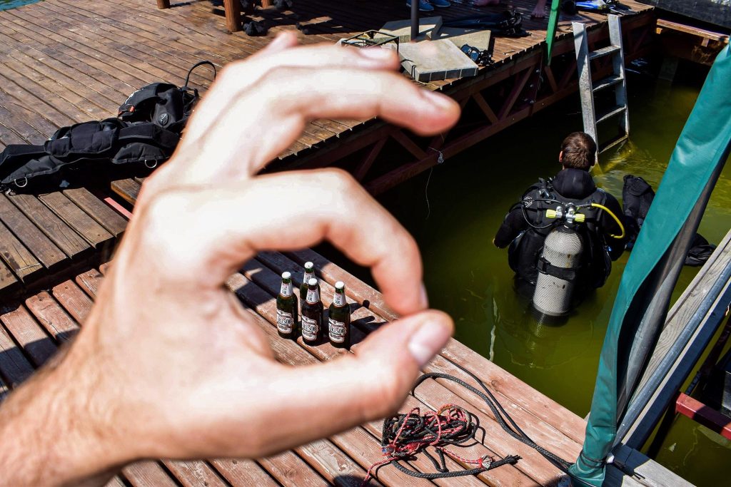 A tó mélyén található söröket a kezdők a felszínen, a tapasztaltak már a vízben is fogyaszthatják. Fotó: My Lake Facebook-oldala