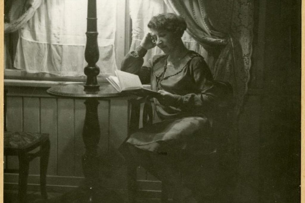 Tábori Piroska. Ismeretlen szerző fényképe az 1920-as évek végéről. Fotó: Fővárosi Szabó Ervin Könyvtár