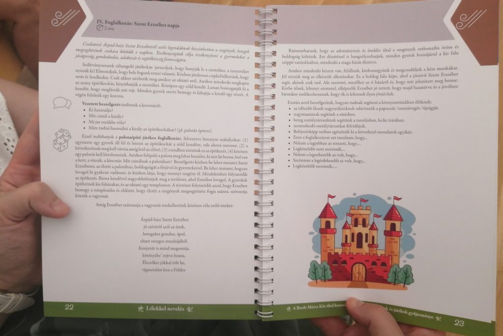 Egy szépen illusztrált kiskalauz a gyermekek „lekötéséhez” – úgy, hogy ők ne érezzék gúzsnak. Fotó: Bodor Tünde