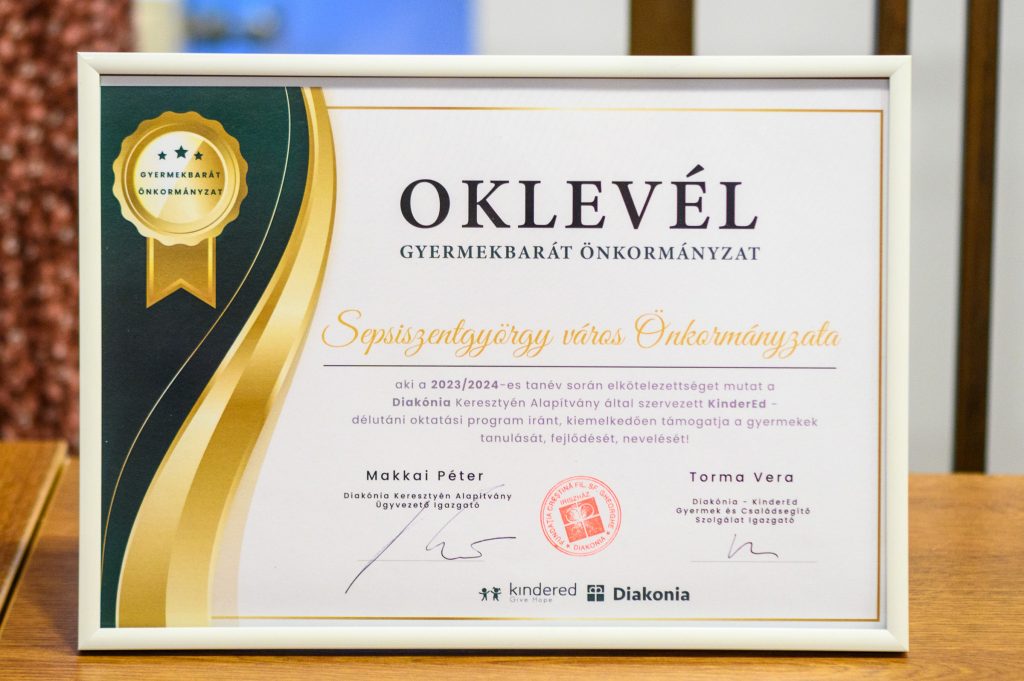 Sepsiszentgyörgy figyelmet és pénzt is fordít a szociális szervezetekre, ezért kapta e diplomát a Diakónia Alapítványtól. Fotó: Antal Árpád Facebook-olddala