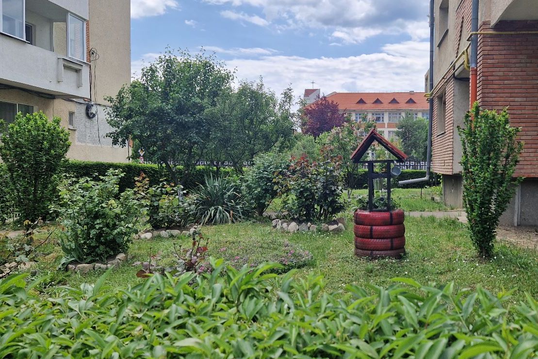 A lakók feladata megmetszeni a járdák fölé belógó, túlnőtt faágakat