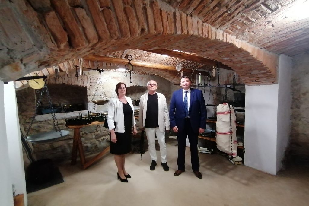 Bordás Enikő polgármester asszony (balról), Florea Virgil, a kivitelező Ambient cég vezetője és Ráduly István volt uzoni polgármester, aki elindította a felújítási projektet. Fotó: Bodor Tünde