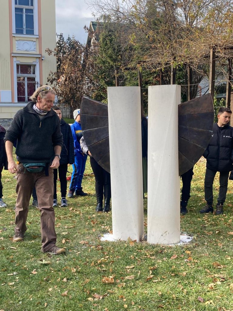 A Napkapu a Művészeti Líceum udvarán, Péter Alpár képzőművész alkotása. Fotó: Háromszéki Közösségi Alapítvány