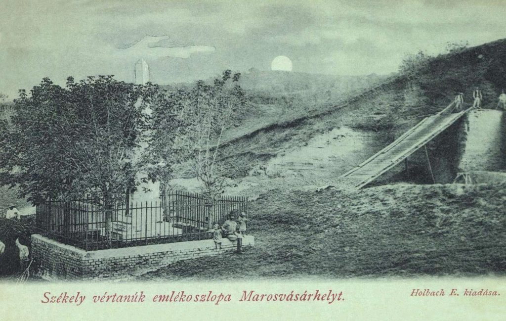 A postaréti emlékmű 1899-ben. Fotó: Korabeli képeslap