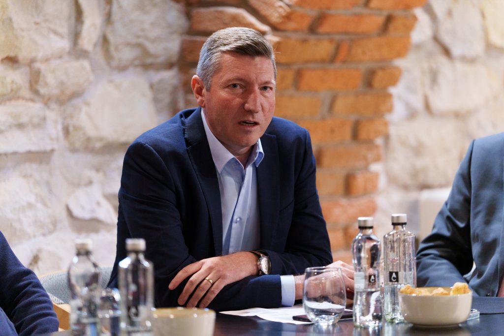 Gál Károly – kollégáival együtt a múlt mandátumban kezdő képviselő volt, most örül, hogy tapasztalattal felvértezve nézhet szembe a várhatóan megerősödő magyarellenességgel a parlamentben. Fotó: Tuchiluș Alex