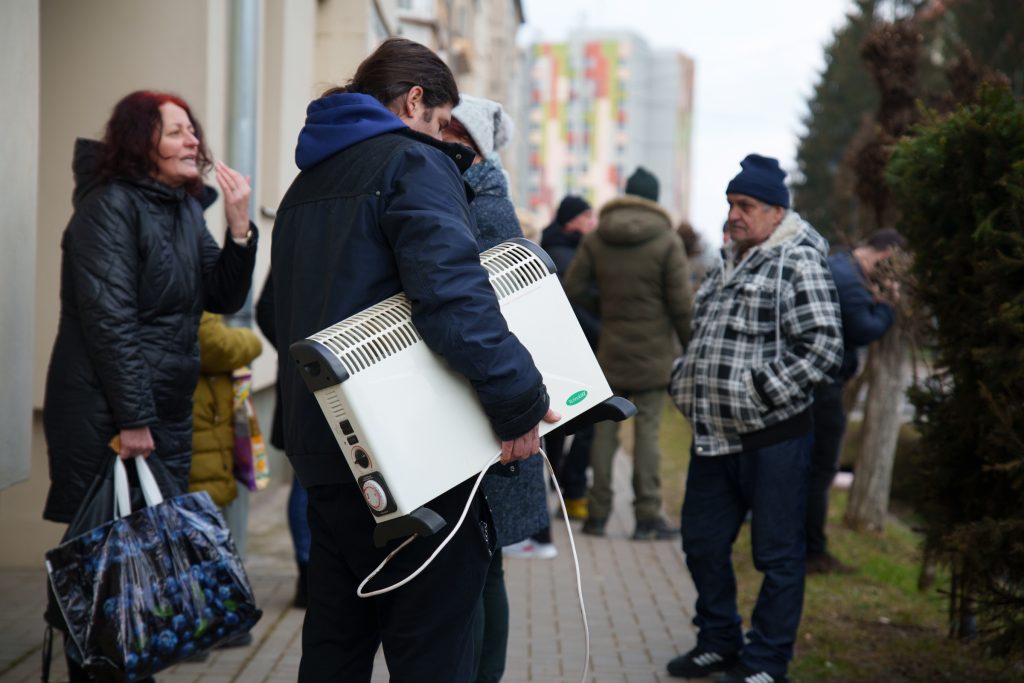 Alig jelent többet a semminél egy konvektor – talán nem fagynak meg, de főzni nem tudnak, tisztálkodni így sem lesz melegvíz. Fotó: Tuchiluș Alex